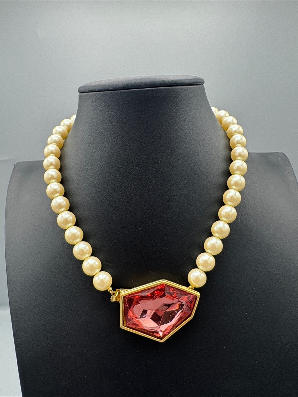 richelieu pearl necklace with pink statement